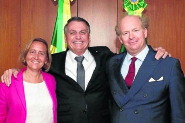 Bolsonaro ao lado de deputada alemã de extrema direita Beatrix von Storch